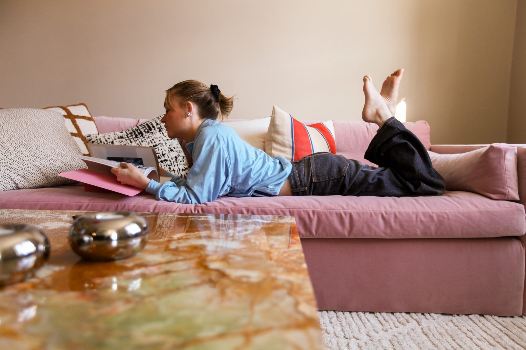 Felicia Truedsson i soffa