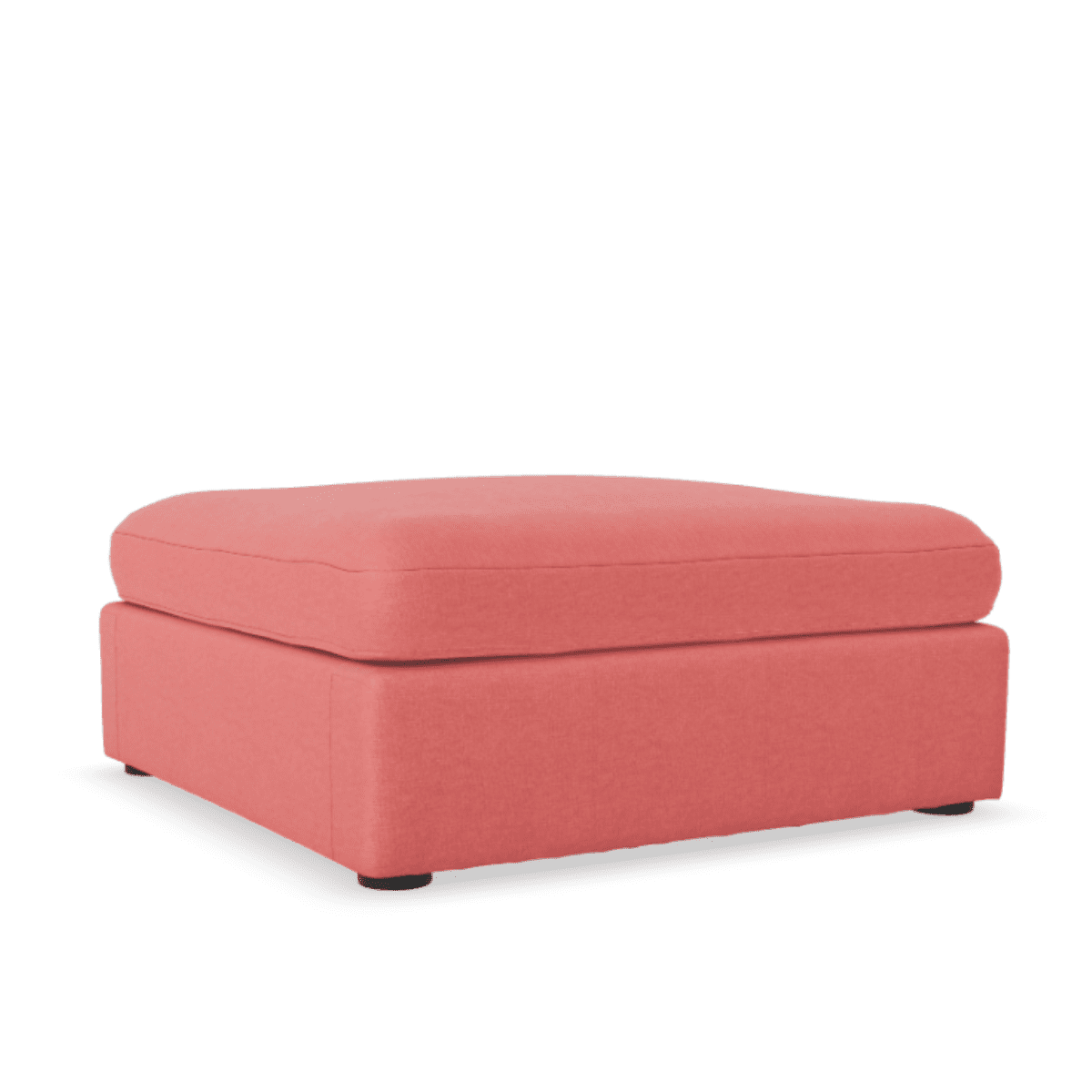 Lucie Fotpall Coral. Stor, fyrkantig sittpuff i korallröd chenille som tillhör vårt modulära soffsystem Lucie.
