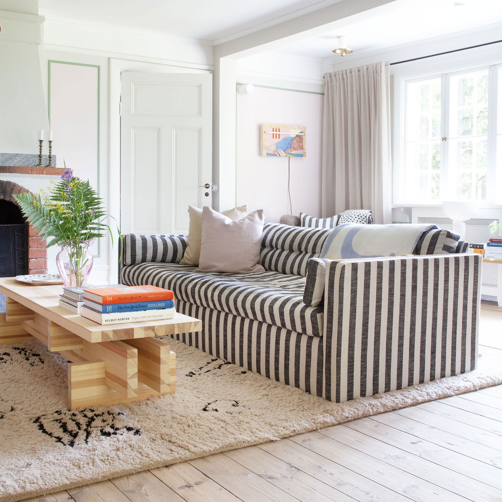 Vardagsrum med mönstrad soffa