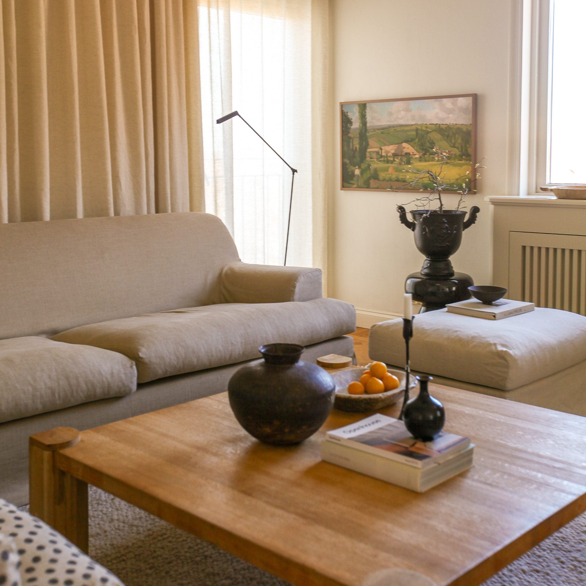 Frances 2-Sitssoffa Khaki. Frances är vårt nyaste tillskott familjen, en vacker soffa i linne med lekfull, elegant design.